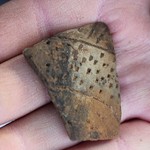 Eine keramische Wandscherbe mit dem typischen Bandmuster, durch Einstiche gefüllt, der jüngeren Linearbandkeramik (LWL-AfW Olpe/M. Baales). (vergrößerte Bildansicht wird geöffnet)