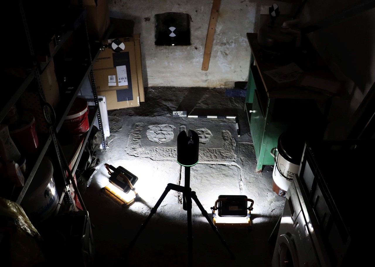 Ein 3D-Laserscanner kam zum Einsatz, um die Grabplatte dreidimensional zu dokumentieren. – Foto: LWL-AfW Olpe/Fabian Geldsetzer.