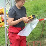 Erica Hanning vom Römisch-Germanischen Zentralmuseum Mainz bei der Temperaturmessung (Foto: LWL-Archäologie für Westfalen/M. Zeiler). (vergrößerte Bildansicht wird geöffnet)