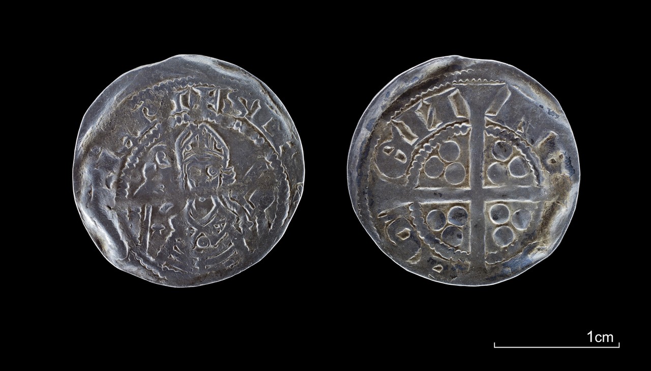 Altenberg bei Müsen: Silberpfennig aus einem Münzhort des 13. Jahrhunderts. - LWL-AfW Olpe/H. Menne