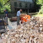 Keine Zeit zum Verschnaufen: Die Erfahrungen des ersten Verhüttungsdurchgangs lehrten, dass das Brennholz kleiner sein musste, weswegen tagelang die Säge dröhnte … (Foto: LWL-Archäologie für Westfalen/Manuel Zeiler) (vergrößerte Bildansicht wird geöffnet)