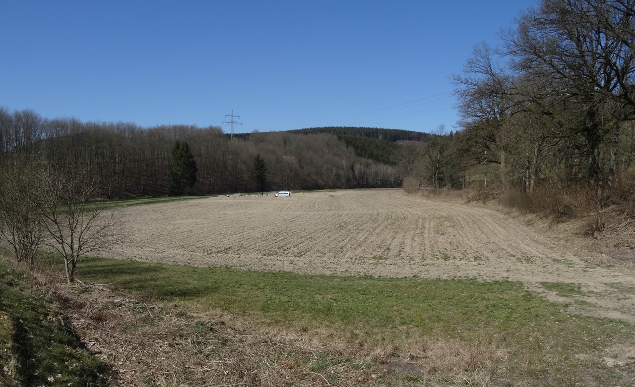 Bad Berleburg - Aue, 1.4.2020: Kleintransporter im Acker – das ist sicher kein Aprilscherz, das muss eine archäologische Grabung sein (Foto: LWL-AfW Olpe / M. Baales).