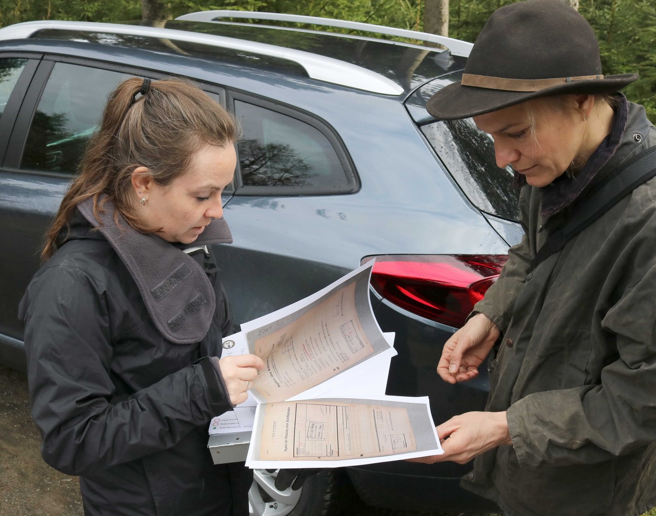 Die USHistorikerin Dr. Nicole Eilers präsentiert Kopien der recherchierten Akten zum Absturz der P-38 bei Olsberg