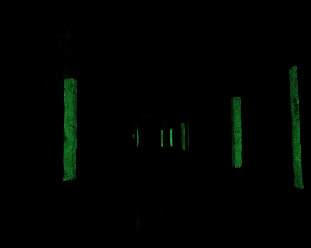 Nachleuchtende Phosphorstreifen auf einem Flur zur Orientierung bei Stromausfall (LWL-Archäologie für Westfalen/T. Poggel).