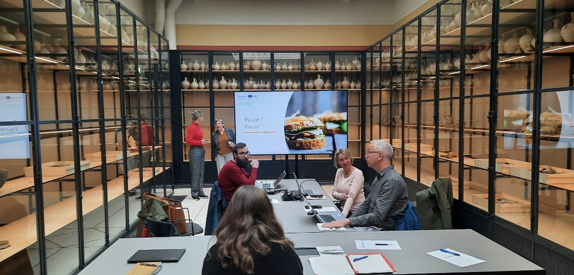 Der Gelderland-Saal des Museum KAm in Nimwegen diente als Besprechungsraum (Foto: LWL-AfW / Sandra Peternek).