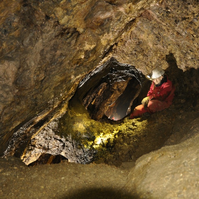 Dieser Hohlraum im Grubenareal „Wildermann“ entstand dadurch, dass das hier befindliche Erz abgebaut wurde (Foto: DBM/G. Steffens). (vergrößerte Bildansicht wird geöffnet)