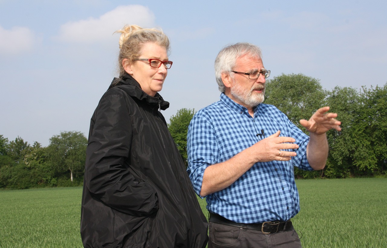 Dr. Hans-Otto Pollmann informierte Gabriele Wengler über die Lebensweise der Bauern in der Warburger Börde vor 7000 Jahren. Foto: U. Hahne