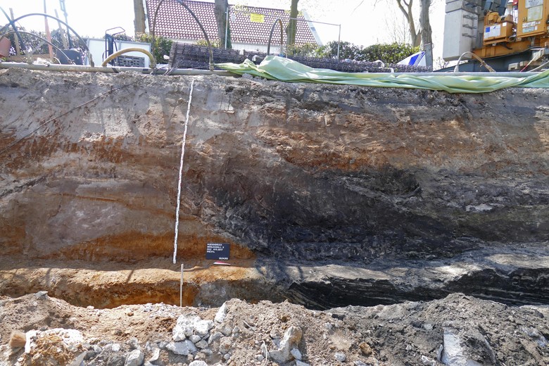 Übergangsbereich zwischen Wall und Grabenauffüllung (Foto: LWL-Archäologie für Westfalen/U. Koprivc)