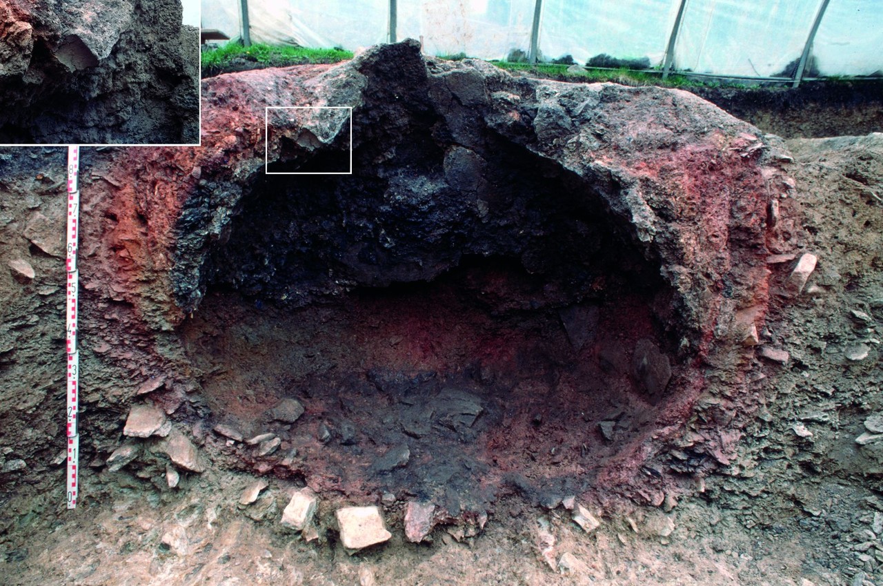 Einer der 2000 in der Wartestraße ausgegrabenen Ofen im Profil. Deutlich sind die große Dimension und die Birnenform zu erkennen (Foto: LWL-Archäologie für Westfalen/Hermann Menne).