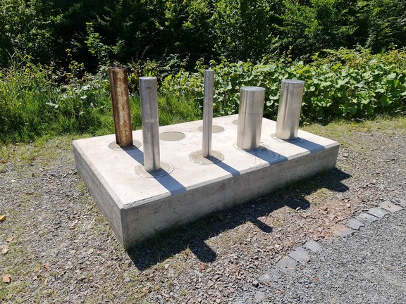 Der Beginn des EisenZeitReiseWeges bildet nun eine Station mit Objekten der zeitgenössischen Metallproduktion des Siegerlandes. Hier im Bild: Verschiedene Stahlsorten (Foto: Ein Siegerländer Tal e.V./C. Weber).