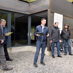 Akteure und Unterstützer des Schutzbau-Projektes während des Richtfestes. V.l.n.r.: Friedrich Schmidt (Trägerverein „Ein Siegerländer Tal e.V.“), Karl Peter Brendel (NRW-Stiftung), Andreas Müller (Landrat Kreis Siegen-Wittgenstein), Arne Fries (Stadtrat Siegen als Vertretung des Bürgermeisters), Dr. Manuel Zeiler (LWL-Archäologie für Westfalen) u. Christian Weber (Trägerverein „Ein Siegerländer Tal e.V.“). (Foto: Deutsches Bergbau-Museum Bochum/J. Garner). (vergrößerte Bildansicht wird geöffnet)