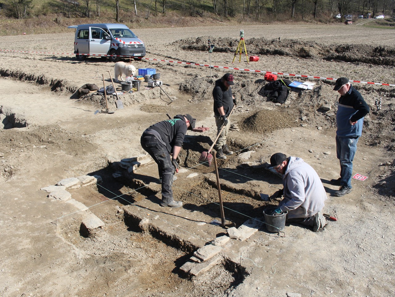 Frühjahr 2020: Ausgrabung auf der Wüstungsfläche ‚Preisdorf‘. Das freigelegte Steinkellerfundament ist durch die Beackerung stark beeinträchtigt worden (Foto: LWL-Archäologie für Westfalen/M. Zeiler).