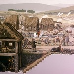 Rekonstruktionszeichnung (Ausschnitt) der Bergbausiedlung 1983 mit ärmlichen Hütten und Kegelspiel im Vordergrund (Grafik: Deutsches Bergbau-Museum Bochum). (vergrößerte Bildansicht wird geöffnet)