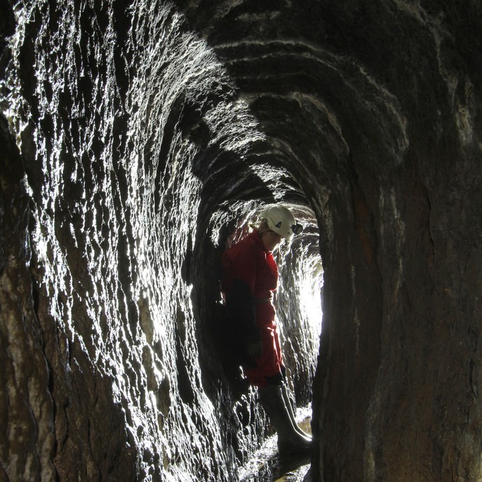 Blick in den handgeschrämten (mit Handarbeit vorgetriebenen) Stollen „Sonnenberg“. (Foto: LWL/M. Zeiler) (vergrößerte Bildansicht wird geöffnet)