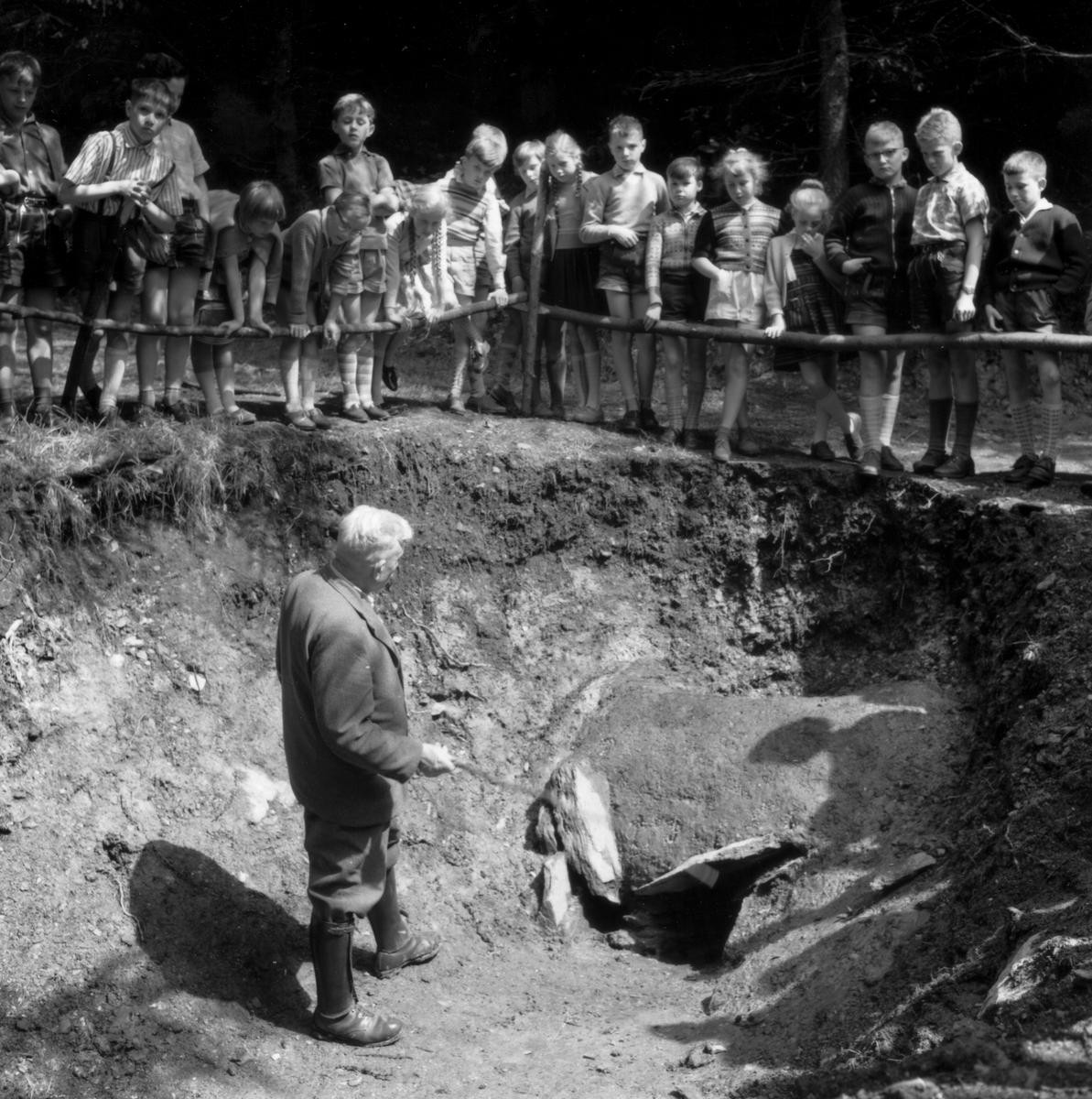 Otto Krasa erläutert den von ihm im Engsbachtal freigelegten Rennofen der Vorrömischen Eisenzeit (Archiv LWL-Archäologie)
