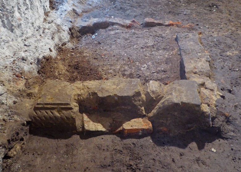 Diese frühneuzeitlichen Architekturteile verwendete man später für den Bau eines kleinen Schachtes, vermutlich ein Abort; Foto: LWL/J. Hallenkamp-Lumpe