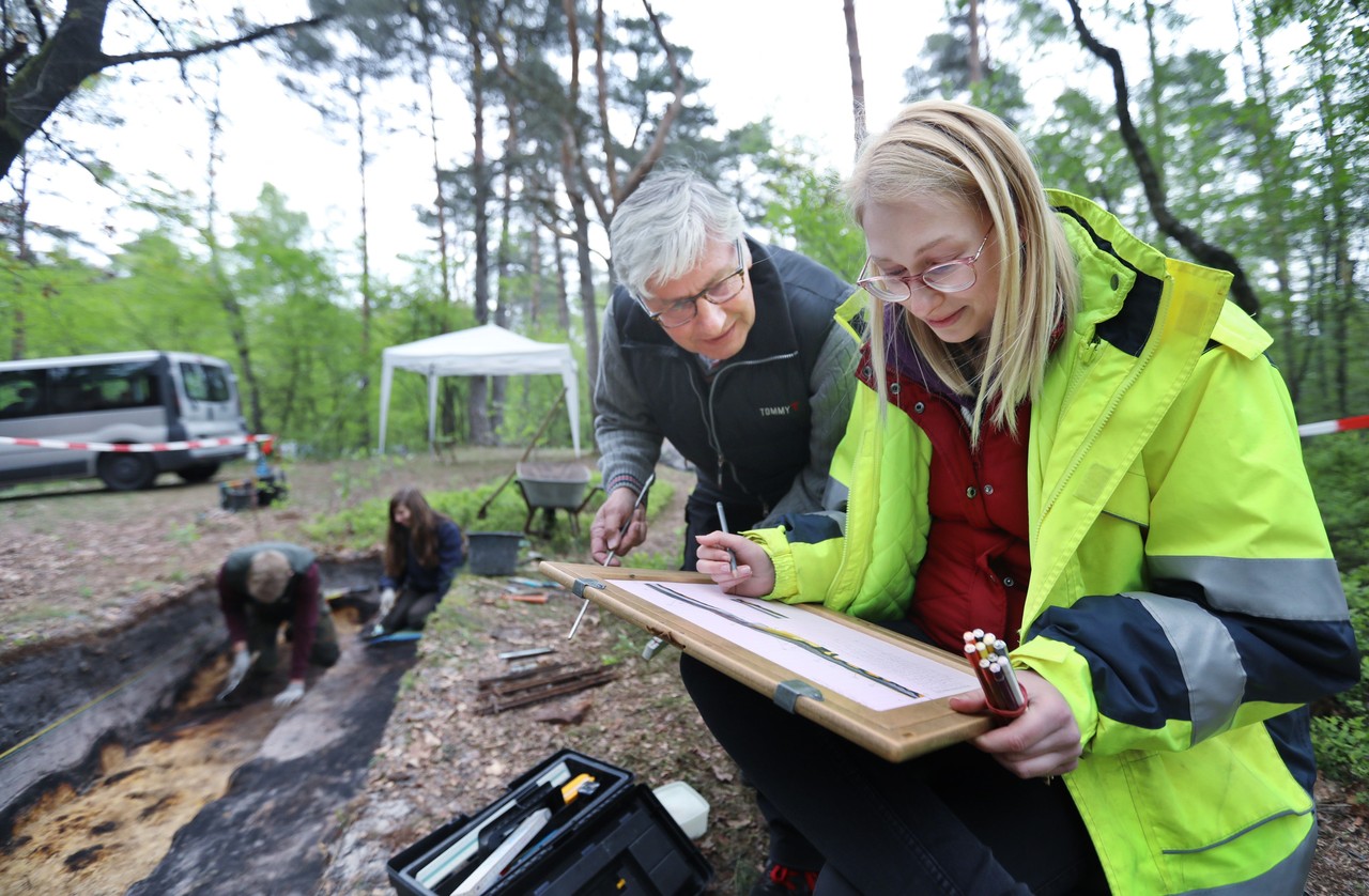 Zeichnerische Dokumentation des Westprofils; Foto: S. Jonek