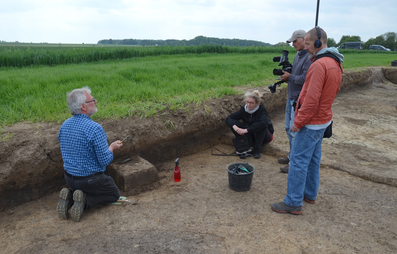Gespannt ließ sich das Filmteam den Totenkult der sesshaft gewordenen Menschen erklären. Foto: LWL/M. Hahne