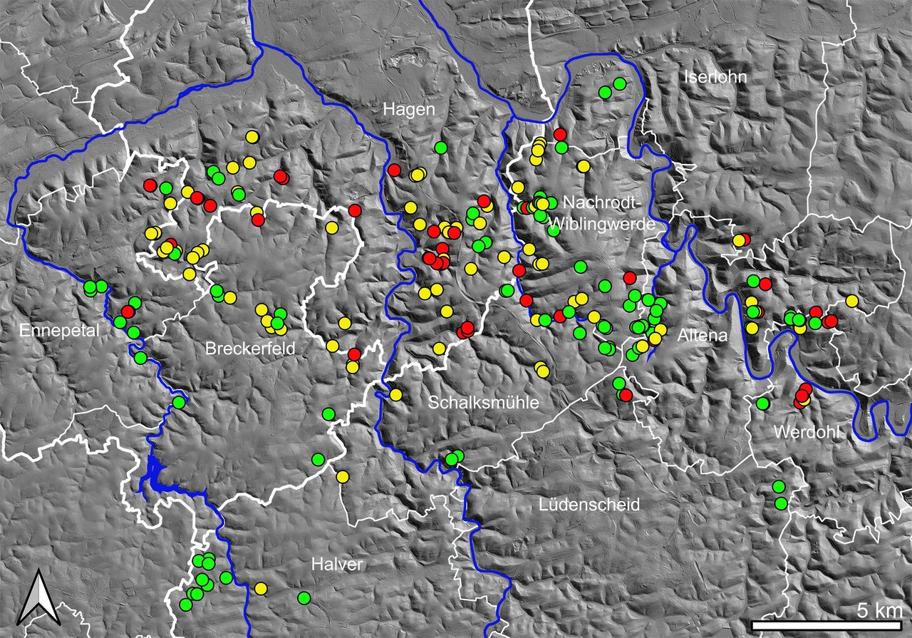 Nach Ampelsystem (vgl. Publikation) kartierte Fundstellen des untersuchten Flutschadengebietes. – Grafik: LWL-AfW Olpe/Daniel Riemenschneider, auf Grundlage GeobasisdatenNRW©.