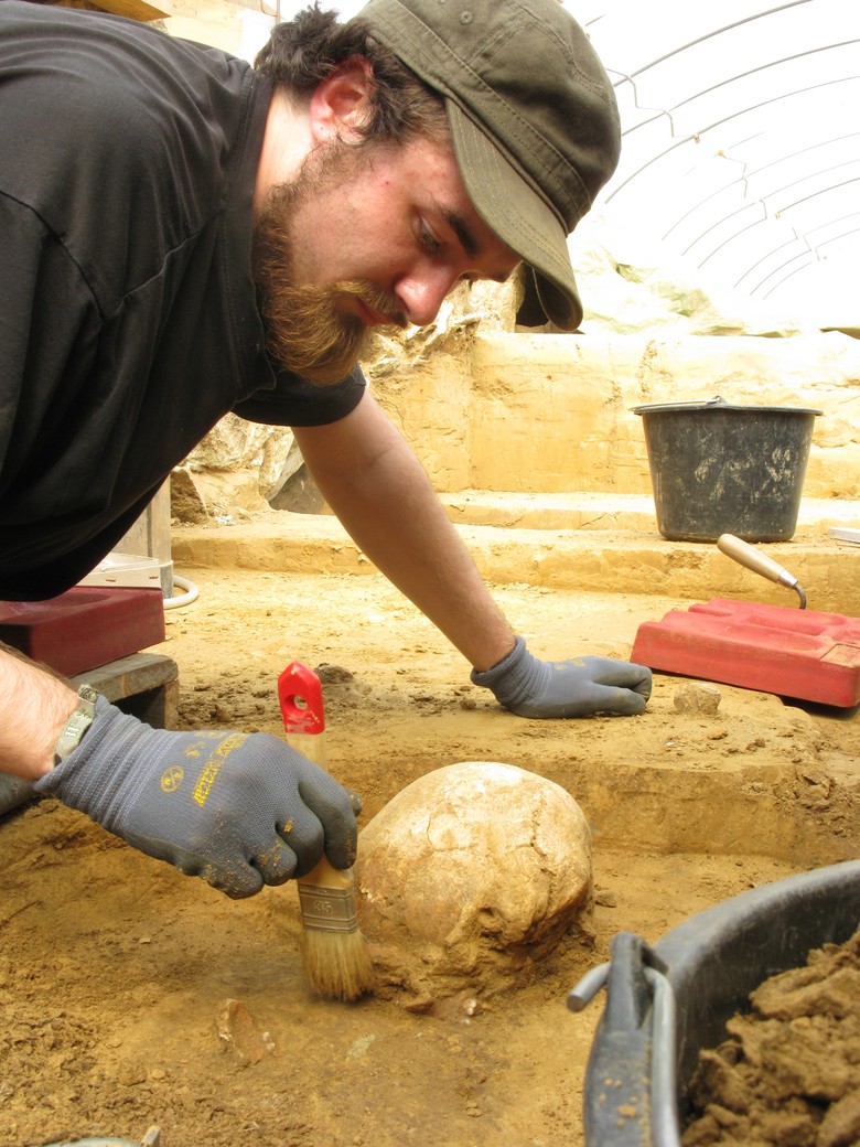 Freilegen einer neolithischen Bestattung in einem Großsteingrab (LWL-Archäologie für Westfalen).