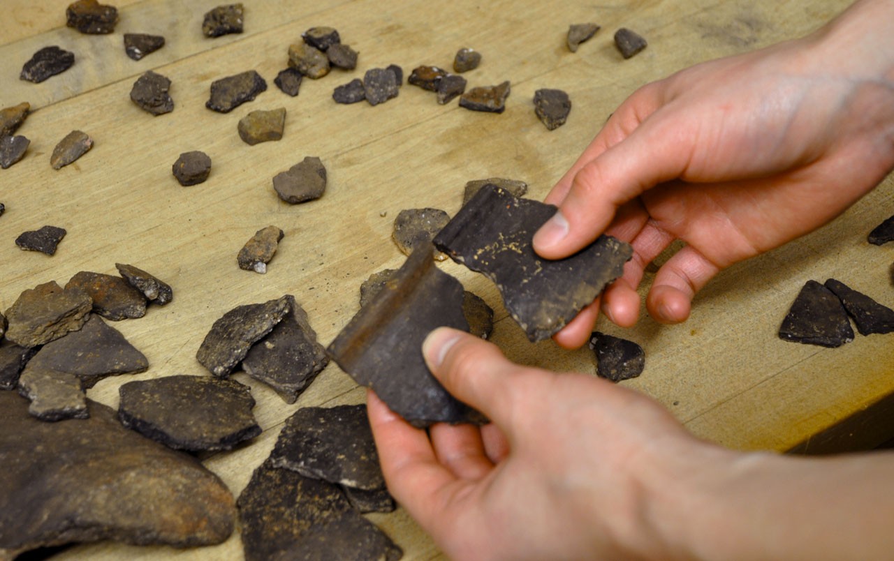 Hier habe ich zwei 2000 Jahre alte Scherben zusammengepuzzelt; (Foto: LWL/E. Johannhörster)