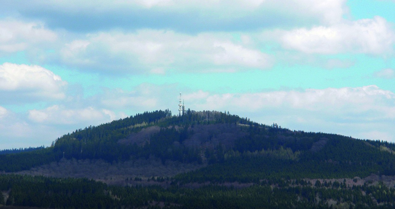 Der Kindelsberg ist eine weithin sichtbare Landmarke (Foto: LWL-Archäologie für Westfalen/Hermann Menne).