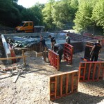 … auf die das eigentliche Streifenfundament gebaut wurde (Foto: LWL-Archäologie für Westfalen/M. Zeiler). (vergrößerte Bildansicht wird geöffnet)