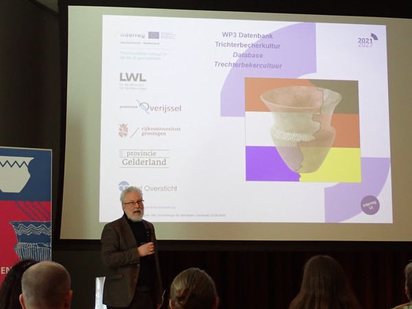 Dr. Bernhard Stapel von der LWL-AfW vor seiner Präsentation zur Datenbank. Foto: LWL/I. Pfeffer