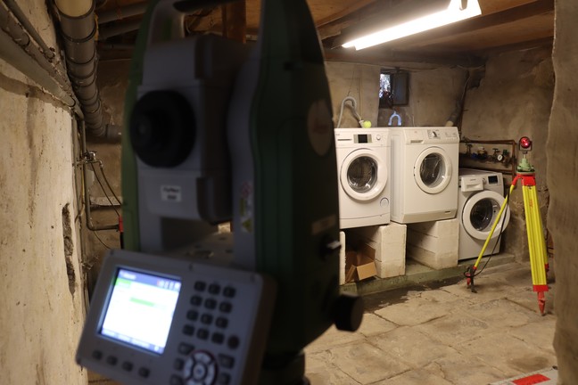 Für den Polygonzug wurde der Standpunkt Tachymeter mehrmals verlagert. – Foto: LWL-AfW Olpe/Thomas Poggel.
