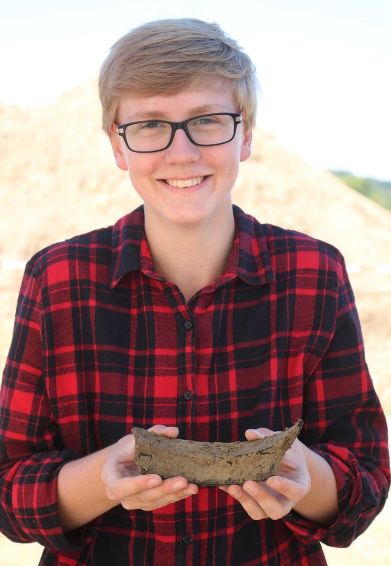Samantha Seithe, stolze Finderin einer Randscherbe mitsamt Hofstelle (LWL-Archäologie für Westfalen/T. Poggel).