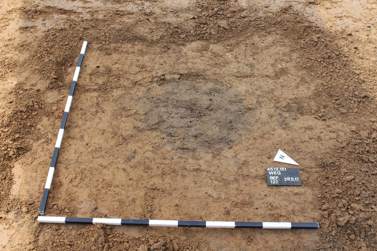 Unscheinbar: Eine Rest einer Pfostengrube im Planum (Foto: LWL-Archäologie für Westfalen/M. Zeiler)