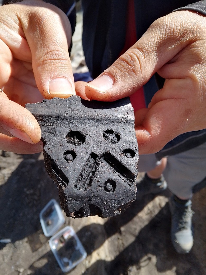 Schön verziert: Eine völkerwanderungszeitliche Scherbe mit verschiedenen Stempelmotiven. Sie wurde direkt an der Brunnenröhre angelagert aufgefunden (Foto: LWL-Archäologie für Westfalen/Julia Hallenkamp-Lumpe).