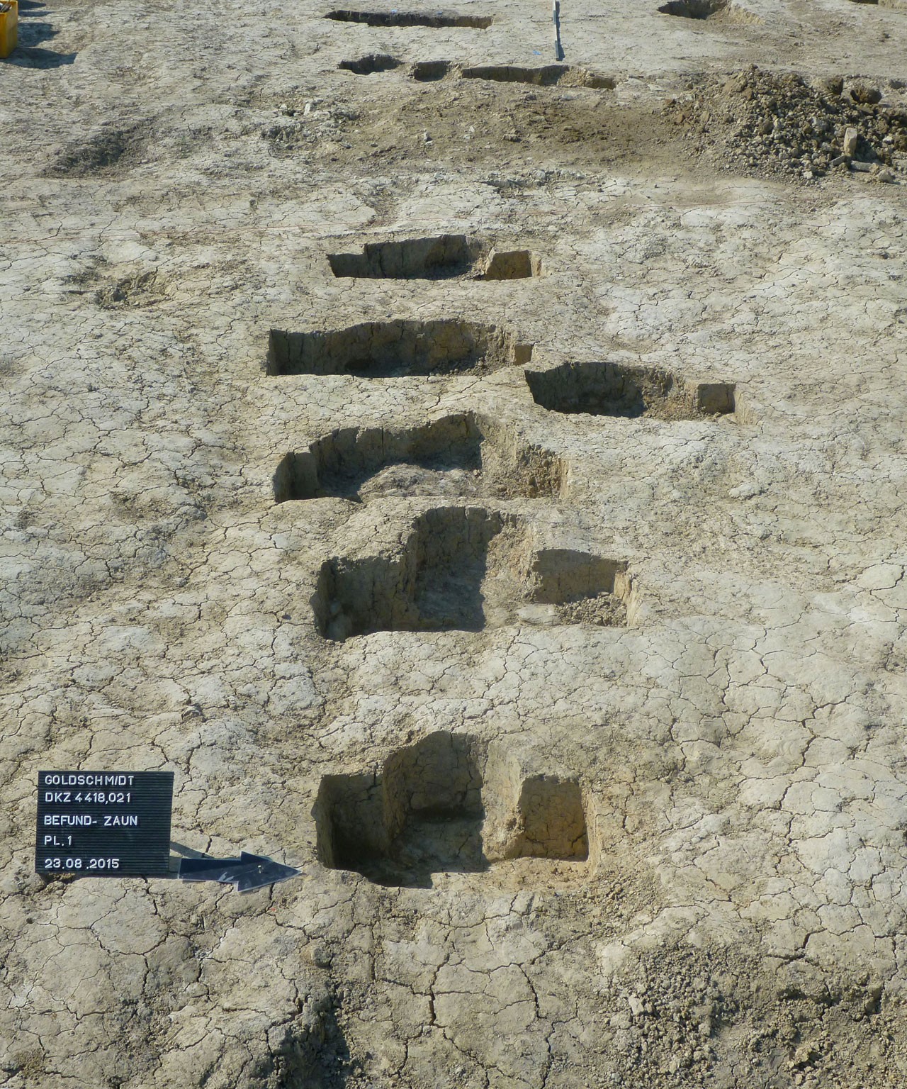 Pfostenspuren des Zaunes; Foto: Goldschmidt Archäologie & Denkmalpflege/D. Leahy