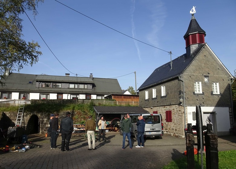 Museumsareal mit Bethaus der Bergleute (rechts) am Stahlberger Erbstollen in Hilchenbach-Müsen (Foto: LWL-AfW Olpe/M. Baales)