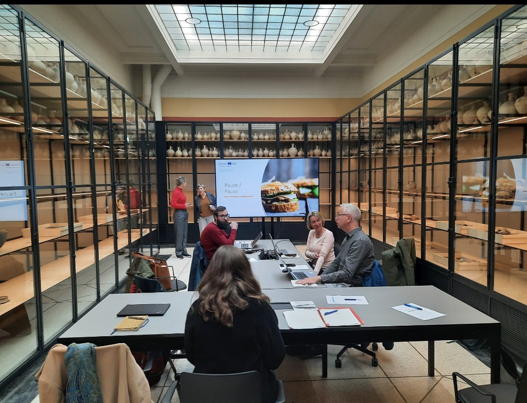 Personen im Konferenzraum