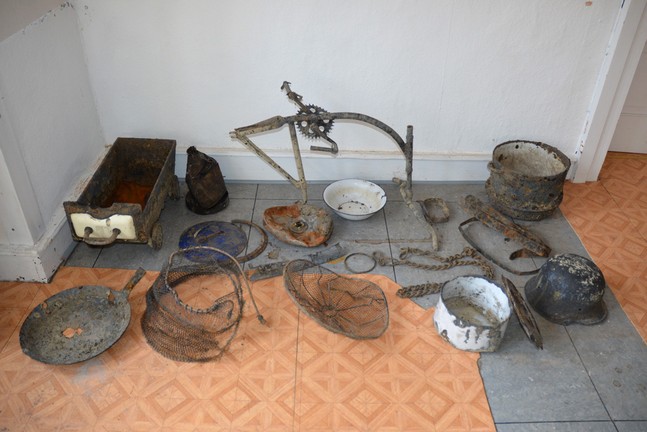 Die Metallfunde geben einen Einblick in das tägliche Leben in Friedens- und Kriegszeiten im Schloss. Foto: LWL/M. Hahne