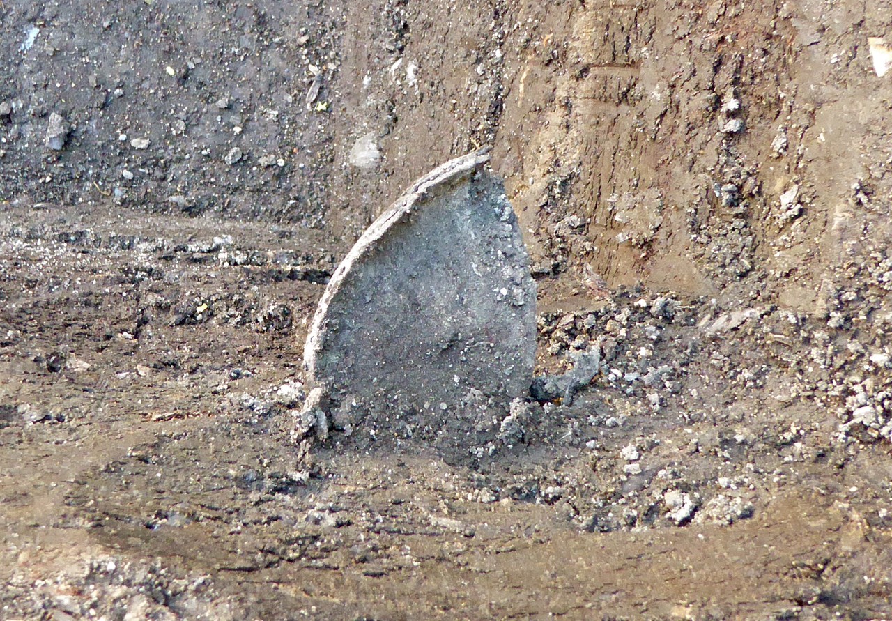 In den schlammigen Lagen zwischen den Holzböden haben sich auch Funde aus Leder erhalten: Vorderteil einer Schuhsohle des 14. Jahrhunderts. Foto: LWL/S. Spiong