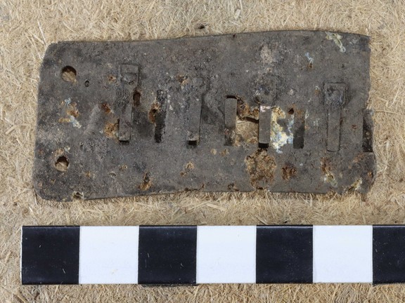 Auch vermutlich persönliche Gegenstände der Besatzung werden gesichert, wie diese Stimmzunge einer Mundharmonika (Foto: LWL-Archäologie für Westfalen/F. Schumacher).