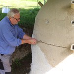Unter der Leitung von Heinz Hadem wurden zunächst die Risse geweitet, … (Foto: LWL-Archäologie für Westfalen/M. Zeiler) (vergrößerte Bildansicht wird geöffnet)
