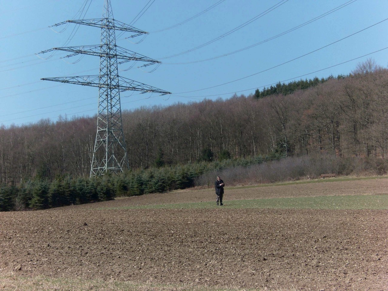 Helmut Baldsiefen „auf der Pirsch“ – seiner intensiven Arbeit werden viele neue Erkenntnisse zur Urgeschichte des Siegerlandes verdankt (Foto: LWL-AfW Olpe/M. Baales).