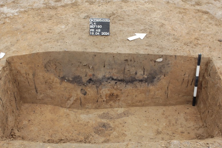 Grube 180 im Profilschnitt. Aus der Grube stammen mehrere repräsentative Rössener Gefäßscherben und Feuersteingeräte. Auch ein 14C-Datum weist in diesen Horizont (Foto: ARCHAEOnet Aeissen + Görür GbR)