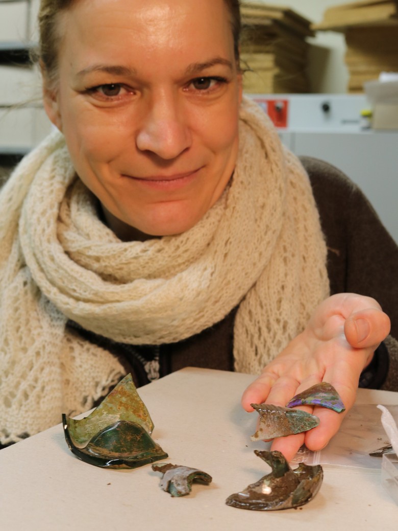 Dr. Eva Cichy mit Scherben der Glasgefäße (Foto: T. Poggel/LWL-Afw Olpe)