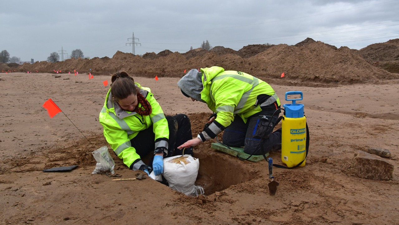 Vorsichtig werden die Urnen für die Blockbergung durch die archäologische Fachfirma denkmal3D in Minden Päpinghausen eingegipst. (Foto: LWL-Archäologie für Westfalen/M. Stratmann)