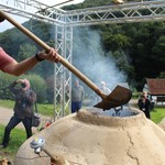… in den glühende Holzkohlen gefüllt wurden und damit das gestapelte Holz entzündet und langsam verkohlt wurde (Foto: Deutsches Bergbau-Museum Bochum/Jennifer Garner). (vergrößerte Bildansicht wird geöffnet)