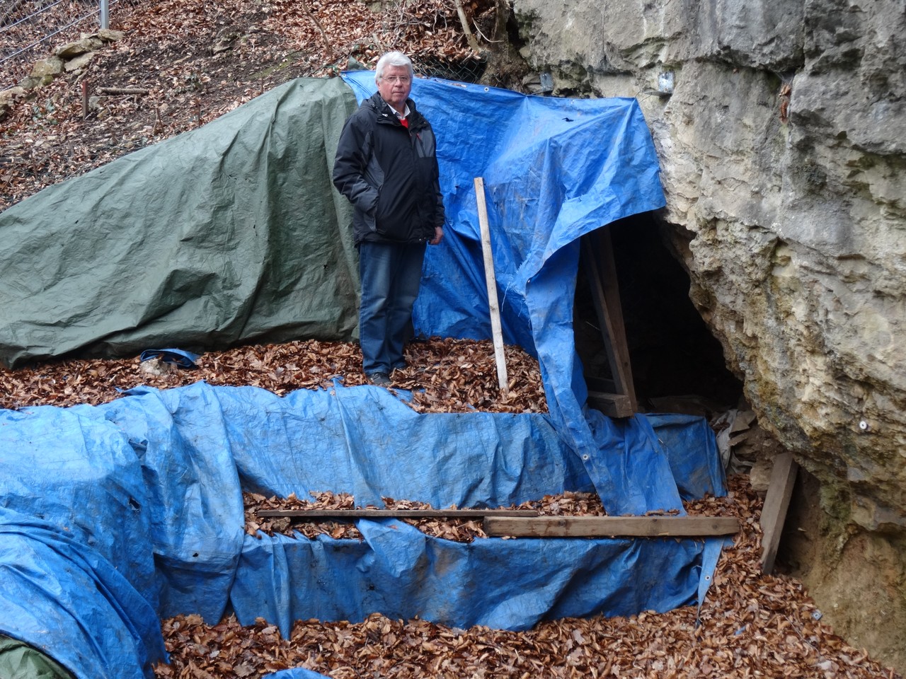 Horst Klötzer vor dem zerstörten Witterungsschutz am Eingang zur Blätterhöhle (Foto: M. Baales)