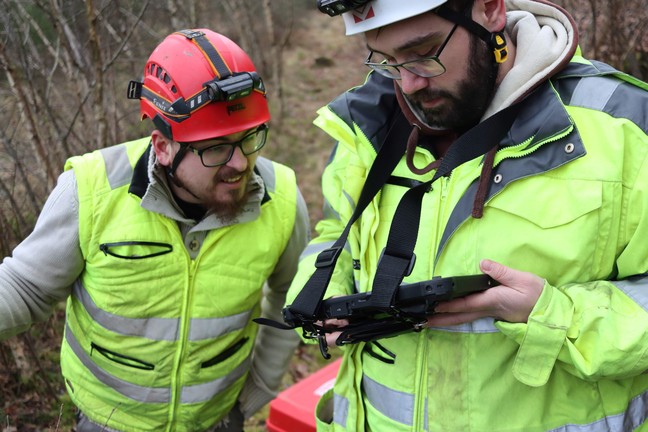Zur Schulung gehört ferner der Umgang mit dem für die Dokumentation wichtigen technischen Equipment. – Foto: LWL-AfW Olpe/T. Poggel
