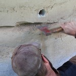 … wobei teilweise auch mit der Axt die kompakte Ofenwand bearbeitet wurde, … (Foto: LWL-Archäologie für Westfalen/M. Zeiler) (vergrößerte Bildansicht wird geöffnet)