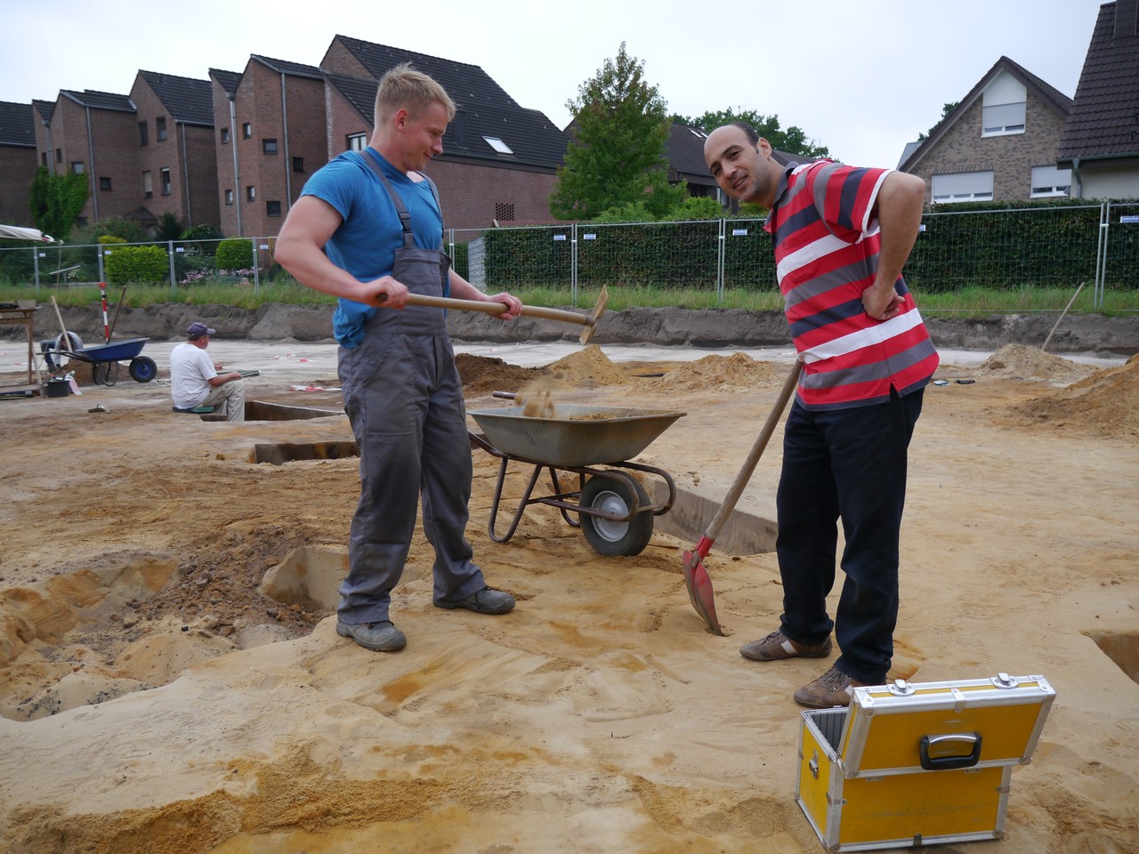 Ein internationales Team: Mohammed El-Sayed Mohamedien und Johannes Lentz auf der Ausgrabung in Dorsten-Hardt