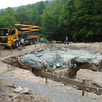 In die Fundamentgräben wurde zunächst eine Betonsohle gegossen … (Foto: LWL-Archäologie für Westfalen/M. Zeiler). (vergrößerte Bildansicht wird geöffnet)