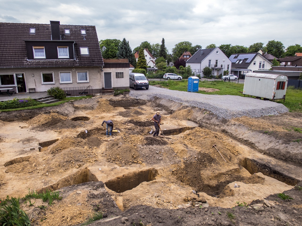Die tiefen Siedlungsgruben hielten dann doch länger auf. Da der Neubau unterkellert wird, mussten sie aber komplett ausgegraben werden. – Foto: LWL-AfW Olpe/H. Menne